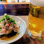 和食彩　匠家 - 生ビールとお通し。丸ごとの柔らかい玉ねぎにお肉が〜