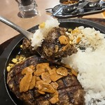 フライングガーデン - こうして、ご飯に染み渡ったタレも一緒に楽しむ