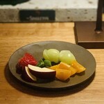 リープバー - ③ 1000円：フルーツ盛り合わせ（オレンジ、林檎、苺、シャインマスカット
