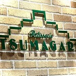 ツマガリ 大丸梅田店 - ツマガリ壁面ロゴ