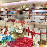 ツマガリ 大丸梅田店 - 店内クッキー・焼き菓子売り場（平日18時頃）