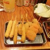 串カツ田中 - 牛(税込)198円→99円×２本、豚(税込)186円→93円×２本、紅しょうが(税込)176円→88円×２本、海老(税込)252円→126円×２本、チーズ(税込)252円→126円×２本を注文 ※写真は先に１本食べたので計９本 (2025.12.03)
