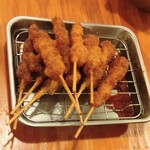 串カツ田中 - 無限ニンニクホルモン串 (税込)50円 ※注文は10本→写真は9本 (2025.12.03)