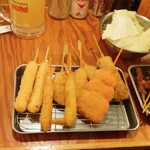 串カツ田中 - 牛(税込)198円→99円×２本、豚(税込)186円→93円×２本、紅しょうが(税込)176円→88円×２本、海老(税込)252円→126円×２本、チーズ(税込)252円→126円×２本を注文 ※写真は先に１本食べたので計９本 (2025.12.03)