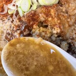 ラーメン 富士丸 - スープは麻婆が強め、味噌は弱め。麻婆味噌ラーメンって言うか、味噌麻婆ラーメンって感じ。