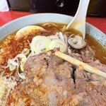 ラーメン 富士丸 - 豚にはブラぺは振らず、そのままガブリ。麻婆と背脂で良い具合に味付けされてるー
