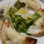 イーマサラ - クリームチーズとバジルの包み焼き。