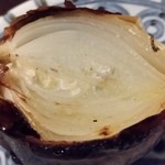 イーマサラ - 玉ねぎの丸ごと焼きにヒマラヤブラックソルトを。