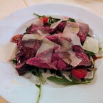 デリツィオーゾ フィレンツェ - 国産牛の炭焼き　ルーコラとパルミジャーノ、熟成バルサミコソース