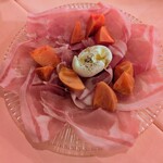 デリツィオーゾ フィレンツェ - イタリア産ブッラータチーズと生ハム、旬のフルーツ盛り合わせ