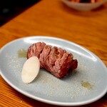 炭火焼肉・ホルモン モツの関ちゃん - 厚切りタン
