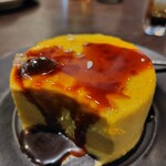 自家焙煎珈琲みじんこ - プリンは表面がキャラメリゼされています！カラメルをかけて見ました♪