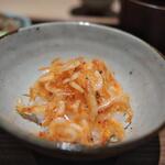 日本料理FUJI - 素揚げにした桜エビを乗せたご飯。桜エビの香りが上品にふんわりと立ちあがります。