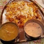 エパレット - ビリヤニにはカレーとライタが付きます。