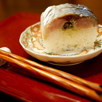 祇園 にしかわ - 鯖と酢飯の間にわさび菜が。これがオリジナル。