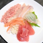 ロピア - これこれ‼夕飯にしたの。お昼の丼のご飯半分とまぐろ2キレと鯛1キレも夕飯用に残しておいてーーからの5種丼♬幸福感100％♬