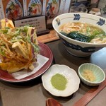 うどん工房悠々 - かき揚げセット　ランチはご飯小盛りが付いてきます
