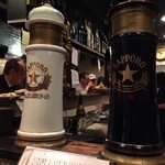 ライオン堂 - 狭い厨房では、若いスタッフさんたちが頑張ってます！