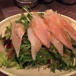 ライオン堂 - 海鮮カルパッチョサラダ。厚みのある身、これでもかという水菜ｗ