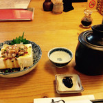 そば処 赤星 - 湯煎熱燗にヤッコ