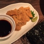 ライオン堂 - ウニは、韓国のりに乗っけて食べると、違った風味が愉しめます！