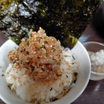 灼味噌らーめん 八堂八 - 海鮮タルタル(サーモン、白つぶ、トビッ子) 350円、ゆめぴりか(釜炊き・北海道産A米) 250円