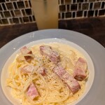 ショクジノアトリエ イタリアン南森町 - 燻製ベーコンのカルボナーラ
