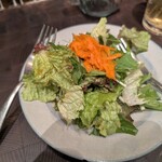 ショクジノアトリエ イタリアン南森町 - サラダは2人で分け分けでちょうど良かった