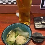 焼き鳥アポロ - お通し　つくね入り、優しい出汁のスープ