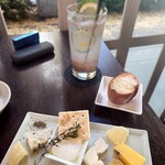 立ち飲み食堂 ウルトラスズキ - 梅しそレモンサワーとチーズの盛合せ