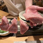 寿司栄 - マグロを炙ります