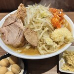 らーめん菊 - 限定『味噌ラーメン』（1,350円）＋ショウガ（70円）＋トッピングキムチ（100円）＋味付けうずら（150円）、ニンニクコール