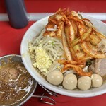 ラーメン二郎 - ラーメン（990円）＋しょっぱ豚（150円）＋味うずら（120円）＋SUPERキムチ（150円）、ニンニクコール