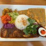 スパイスカレー ボックス!  - チキンとエビのあいがけプレート小1,300円