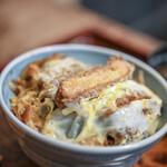 泰明庵 - "炸豬排蓋飯（ぶたにくころもあげどんぶりめし）"、斷面（きりくち）、"肉厚（にくのあつみ）"大畧（およそ）六分（≒18mm）