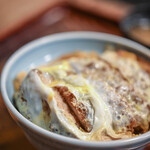 泰明庵 - "炸豬排蓋飯（ぶたにくころもあげどんぶりめし）"、官能的（そゝらる）ゝ蛋白（しろみ）に垂涎（よだれしたゝりおつ）