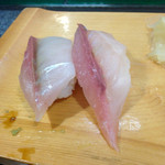 福ちゃん寿し - 平アジ。片方は大葉がはさんである。