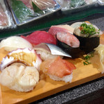 福ちゃん寿し - また別の日のランチ。まぐろにイカ、天然ハマチ、ひらめ、タコ、〆鯖、赤貝、ホタテ、甘エビ軍艦巻き、生牡蠣軍艦巻き。これにお吸い物とデザートの柿、珈琲が付いて¥1,200⁉︎お得感満点だ。