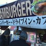 SK - 食べる所は建物内だが、お店自体はトレーラーハウス