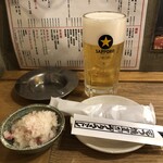 赤羽 ブタマミレ - ・お通し（大根鬼おろし、おかわり無料）：３６３円・サッポロ黒ラベル樽生中ジョッキ：６０５円
