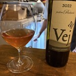 JUNViNO - オレンジ色の白ワイン。クセのない素直な味。飲み過ぎ注意。