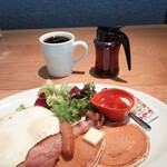 ラ・オハナ - 料理写真:目玉焼きパンケーキ 803円 アメリカンコーヒー 385円