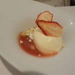 クッチーナ イタリアーナ ガッルーラ - いちごのスープ　ホワイトチョコレートのジェラートとそのパウダー