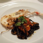 クッチーナ イタリアーナ ガッルーラ - イカ墨を練りこんだ「キタッラ」手長海老と魚介のトマトののサルサ