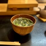 寿し辰 - お味噌汁
      〆は優しい女将さんの優しいお味噌汁(*´ω`*)
      いつもは鰹出汁の八丁味噌仕立てなんですが、この日は女将さんの手作り味噌のお味噌汁でした♡(≧∀≦)
      これがまた優しい〰️♡