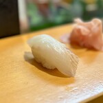 寿し辰 - ヒラメ
      肉厚でプリプリのヒラメ、旨みがすごい♪ ｳﾏ━ (●>艸<) ━ｽ!!!