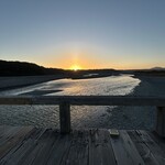寿し辰 - 金谷の山に沈みゆく夕陽が美しい。。
      大井川の川面もその反射でｷﾗｷﾗしています。
      この絶景を皆さんと一緒に見ることができて嬉しい(*´꒳`*)