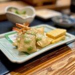 寿し辰 - 海老春巻
      サックサクの春巻きの中に海老と枝豆、白はんぺん♡
      タマランわ〰️ ('ﾛ')/'ﾛ')/'ﾛ')/'ﾛ')/うまーイ!!!