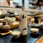 寿し辰 - 翁鷺
      続いても大村屋の「翁鷺（おきなさぎ）」を熱燗で♪
      辛口で度数高め、燗して飲むのが好き♡
      LさんSちゃんと3人で差しつ差されつです♪(*´꒳`)_∀*”