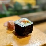 寿し辰 - マグロと天かす、ネギ、唐辛子の巻きもの
      これ、大将がよく巻いてくれます(^^)
      天かすのサクサク感と唐辛子の辛さが独創的でおいしい♪